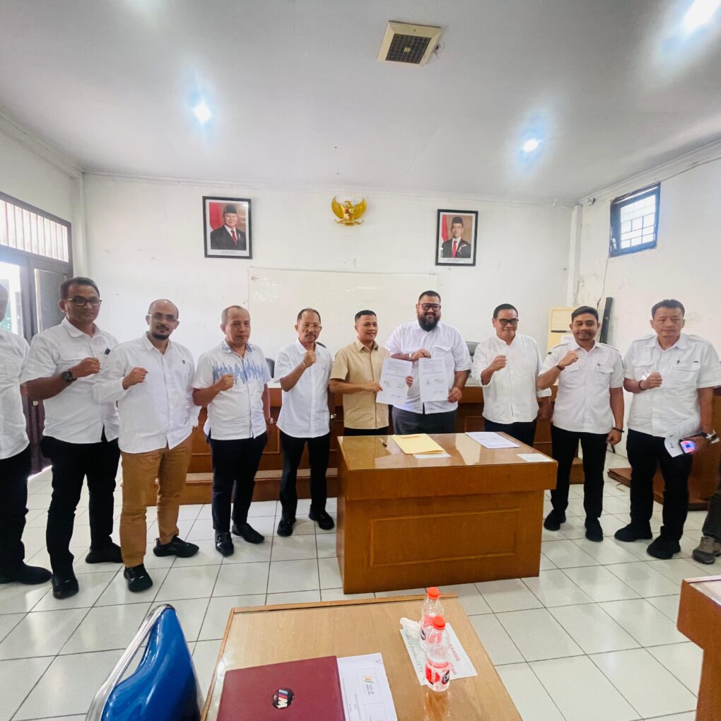 Plt Dirut PUD Pasar Medan Imam Abdul Hadi foto bersama seusai penandatanganan kerjasama dengan PT Sanobar Sumatera Energy di Ruang Rapat Lantai III Pasar Petisah Medan, kemarin. BP/Erwan