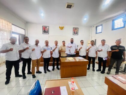 Plt Dirut PUD Pasar Medan Imam Abdul Hadi foto bersama seusai penandatanganan kerjasama dengan PT Sanobar Sumatera Energy di Ruang Rapat Lantai III Pasar Petisah Medan, kemarin. BP/Erwan