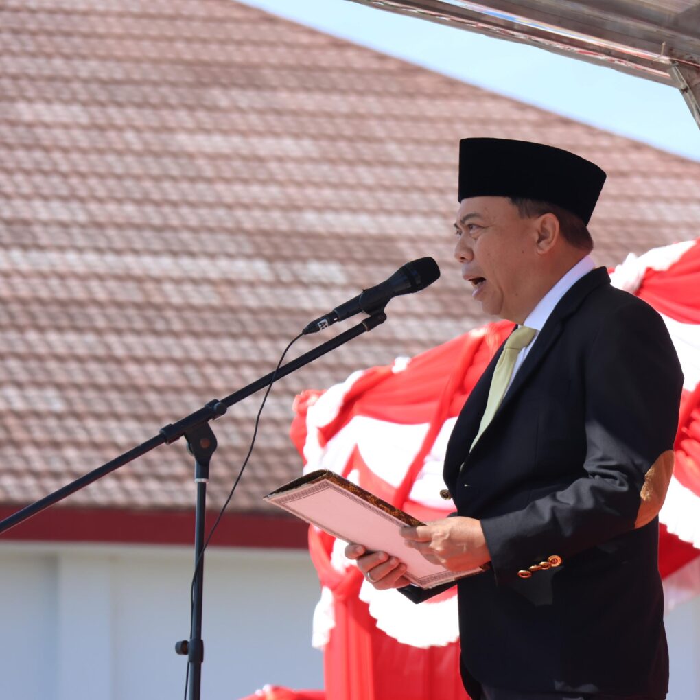 Wakil Bupati Tapanuli Selatan Jafar Syahbuddin Ritonga saat bertindak sebagai Irup peringatan Harlah Pancasila di lapangan Parade Kantor Bupati Tapsel, Senin (2/6-25). Foto : BP/Ist
