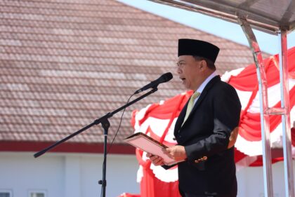 Wakil Bupati Tapanuli Selatan Jafar Syahbuddin Ritonga saat bertindak sebagai Irup peringatan Harlah Pancasila di lapangan Parade Kantor Bupati Tapsel, Senin (2/6-25). Foto : BP/Ist