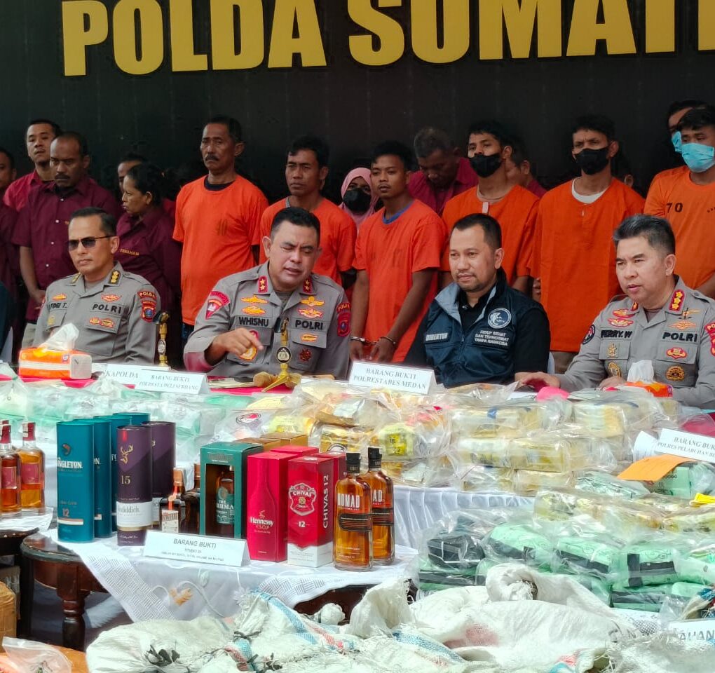 Kapolda Sumut Irjen Whisnu bersama Dir Narkoba Kombes Pol Jean Calvijn dan pejabat utama.(istimewa).