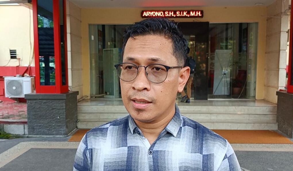 Pengacara Kepot ketika memberikan keterangan di Mapolda Sumut.(batakpos.com).