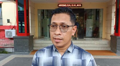 Pengacara Kepot ketika memberikan keterangan di Mapolda Sumut.(batakpos.com).
