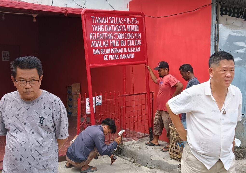 Warga saat mendirikan pulang di atas tanah klenteng. BP/erwan