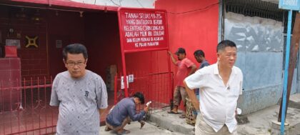 Warga saat mendirikan pulang di atas tanah klenteng. BP/erwan