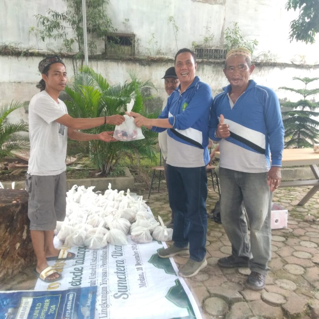 Ketua Paguyuban Pasundan Sumut DR Yohny Anwar, MM,MH saat menyerahkan kurban di Kampus UDI Jalan Prof HM Yamin Medan, Sabtu (7/6/2025). BP/erwan