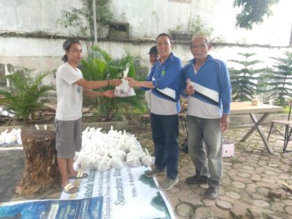 Ketua Paguyuban Pasundan Sumut DR Yohny Anwar, MM,MH saat menyerahkan kurban di Kampus UDI Jalan Prof HM Yamin Medan, Sabtu (7/6/2025). BP/erwan