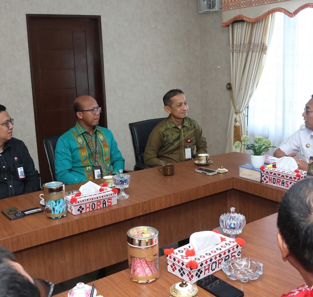 Bupati Tapsel H Gus Irawan saat berbincang serius dengan OJK untuk membahas program Sumut Smart Investor di ruang Rapat Kantor Bupati Tapsel, Kamis (12/6-25). Foto : BP/Ist