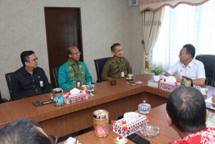 Bupati Tapsel H Gus Irawan saat berbincang serius dengan OJK untuk membahas program Sumut Smart Investor di ruang Rapat Kantor Bupati Tapsel, Kamis (12/6-25). Foto : BP/Ist