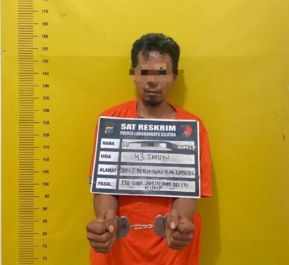 Kasat Reskrim Polres Labusel, AKP Endang R Ginting mengamankan tersangka. (Istimewa)