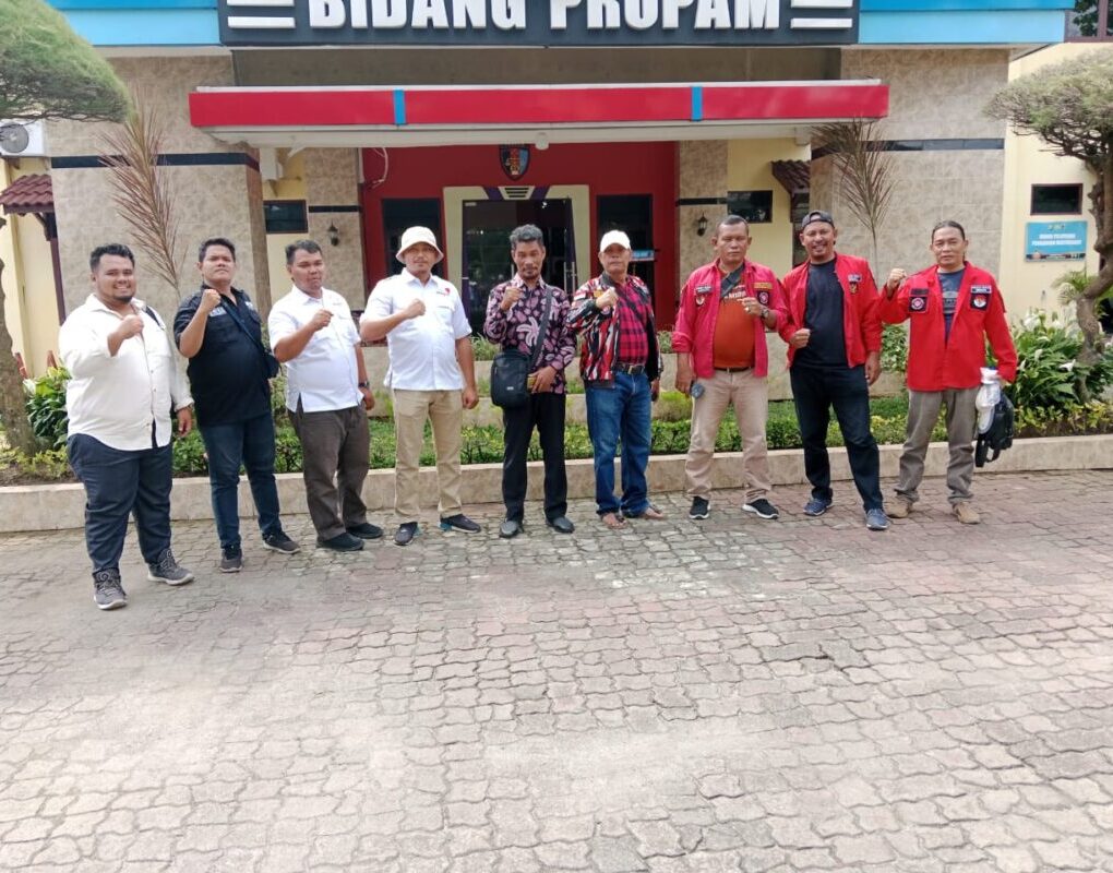 Barita Sinaga (diapit pria bertopi) ketika di Propam Polda Sumut.(istimewa)