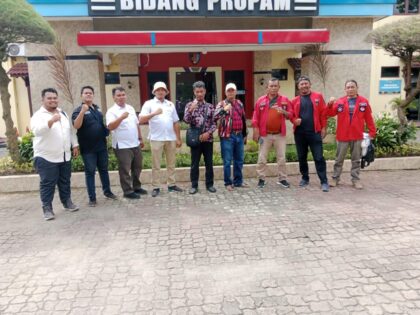 Barita Sinaga (diapit pria bertopi) ketika di Propam Polda Sumut.(istimewa)