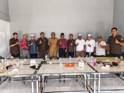 Ketua Appsindo Medan Masrizal Manday saat pertemuan di Aksara Medan. BP/erwan