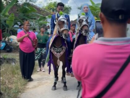 Tradisi Pernikahan Naik Kuda di Madura Viral, Pengantin Diarak Bak Raja dan Ratu Kerajaan