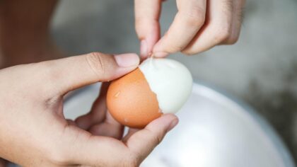 Kupas Telur Rebus Tanpa Drama, Ini 5 Trik yang Wajib Dicoba!