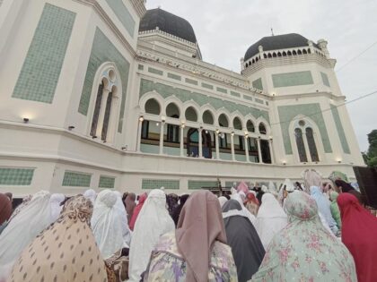 Masjid Raya Al-Mashun Dipadati Ribuan Jemaah untuk Salat Idul Adha 1446 H