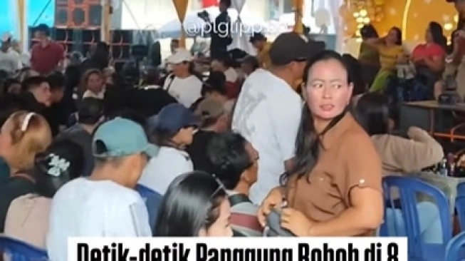 Panggung Kayu Hajatan Ambruk (Lambeturah.co.id)