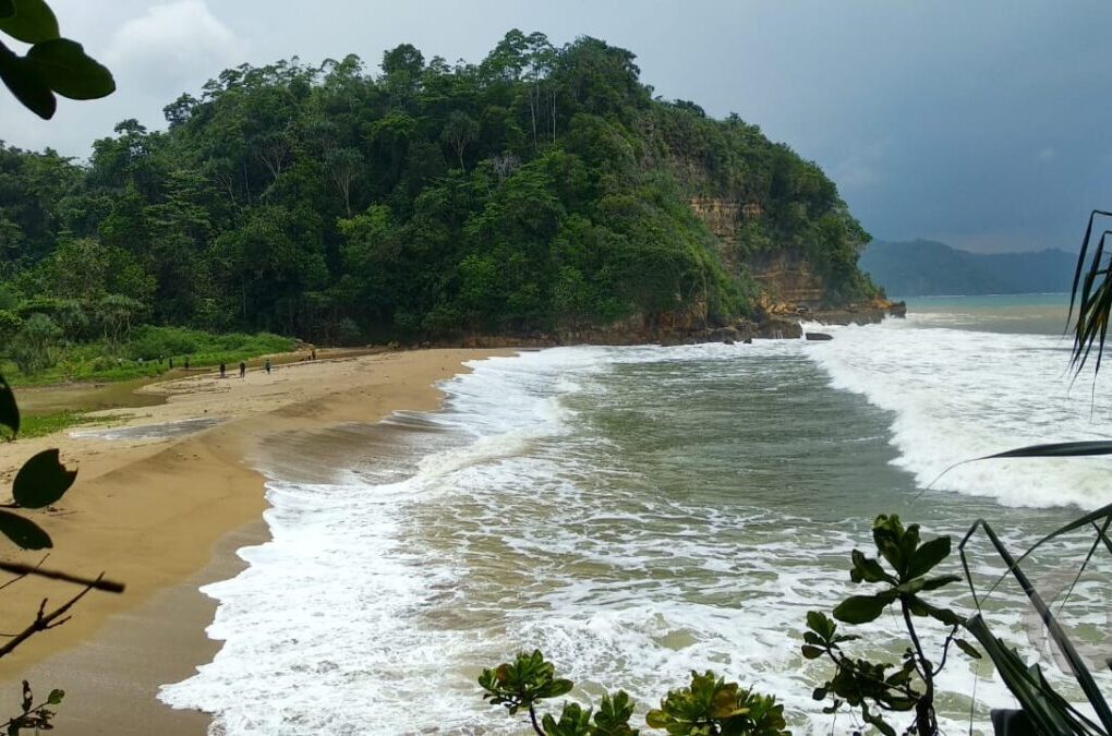 Mau Camping Keluarga di Pantai Blitar? Pantai Bukit Indah dan Umbul Baros Pilihan Tepat