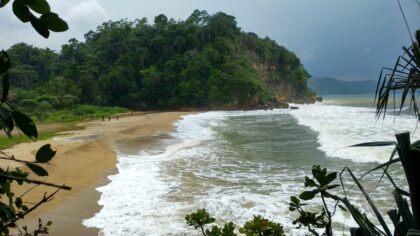 Mau Camping Keluarga di Pantai Blitar? Pantai Bukit Indah dan Umbul Baros Pilihan Tepat
