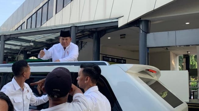 Prabowo Salat Idul Adha di Istiqlal, Bagi Amplop ke Warga Naik Maung Garuda RI-1