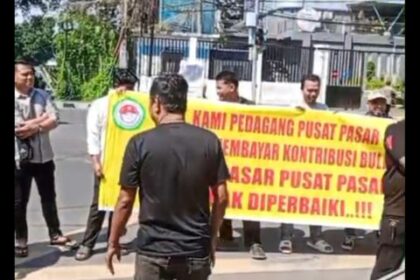 Belasan mewakili pedagang Pusat Pasar Medan demo Balai Kota Medan, Selasa (24/6)2025). BP/erwan