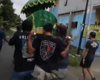 Viral! Pemuda Bercanda Saat Bawa Keranda Jenazah, Netizen: Miris, Bisa Kena Azab!