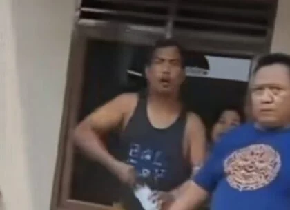 Viral! Bapak Tolak Bayar Paket COD yang Sudah Dibuka, Kurir Jadi Korban