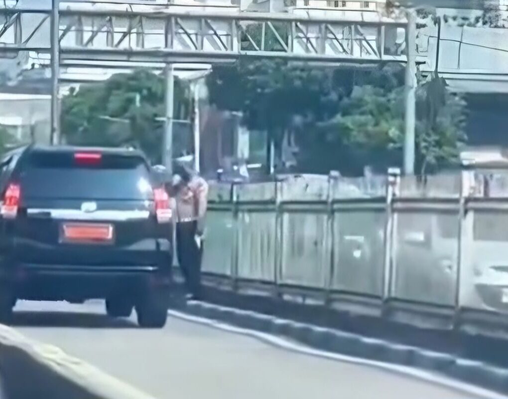 Viral! Polantas Hormat ke Mobil Dinas Masuk Jalur Transjakarta, Polda Metro Beri Penjelasan