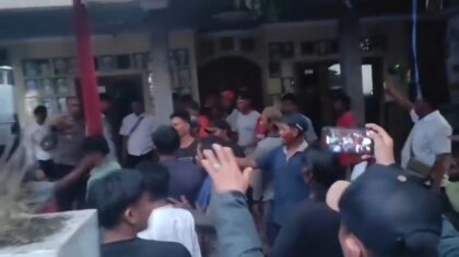 Warga Brebes Geruduk Markas Pengajian, Copoti Baliho Habib Usai Konflik Tahlilan