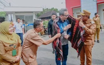 Wakil Wali Kota Padangsidimpuan Harry Pahlevi mangulosi Anggota Komisi IX DPR RI Sihar Sitorus saat Kunker ke RSUD Kota Padangsidimpuan, Selasa (10/6-25). Foto : BP/Ist