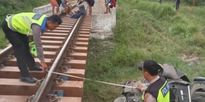 Kepolisian dari Satlantas Polresta Deli Serdang melakukan cek lokasi kecelakaan.(istimewa)