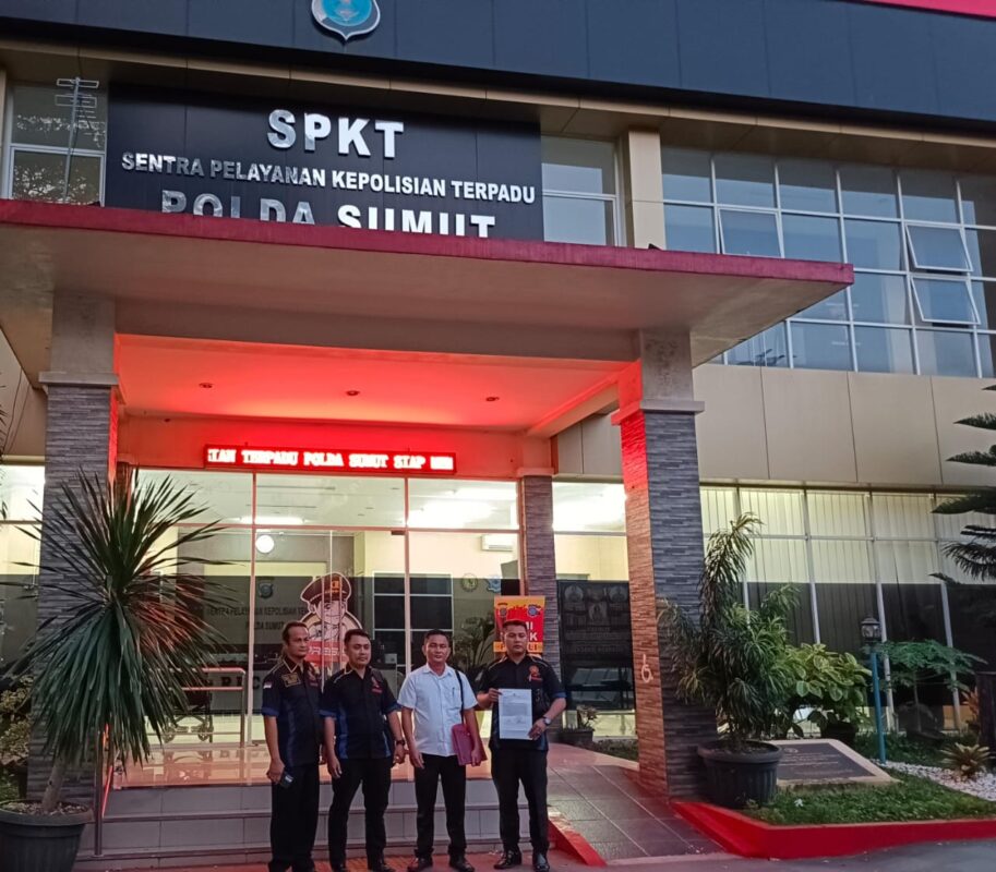 Tim pengacara pelapor menunjukkan surat bukti laporannya di Mapolda Sumut.(istimewa)