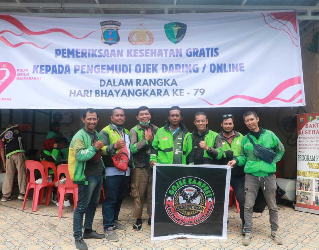 Pengemudi ojol melakukan pemeriksaan kesehatan. (Istimewa)