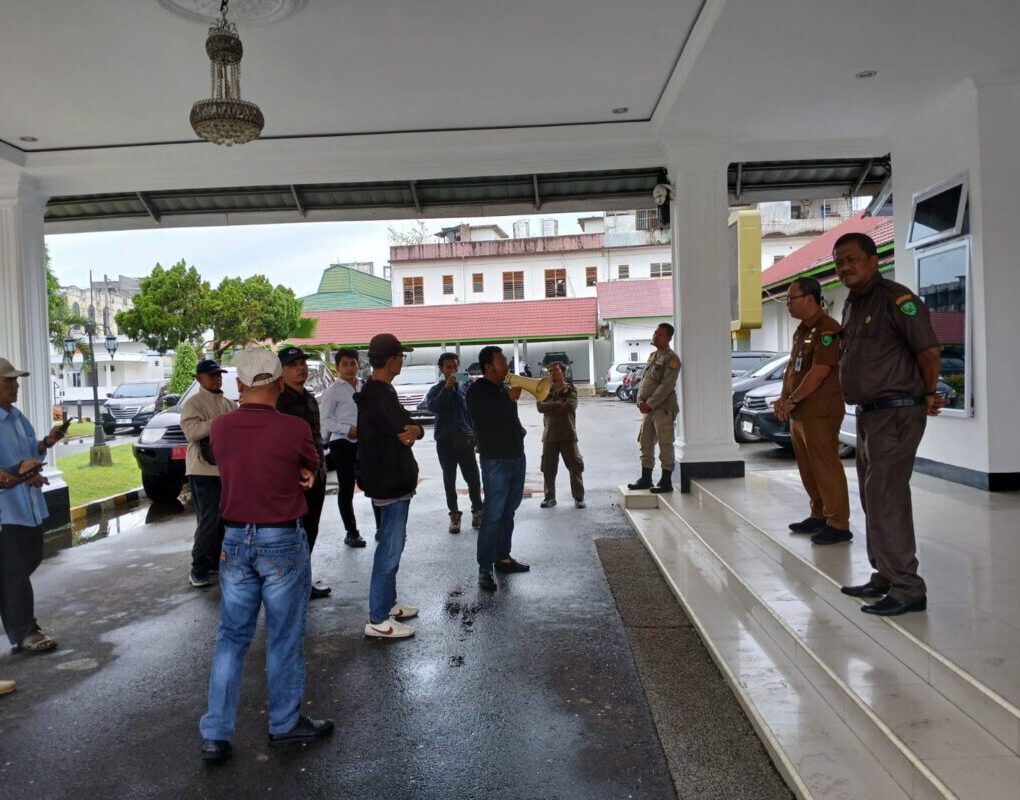 Puluhan Wartawan yang bertugas di Kota Padangsidimpuan saat unjuk rasa di Kantor Wali Kota Padangsidimpuan. Foto : BP/Ist