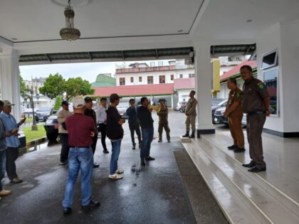 Puluhan Wartawan yang bertugas di Kota Padangsidimpuan saat unjuk rasa di Kantor Wali Kota Padangsidimpuan. Foto : BP/Ist