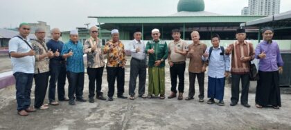 Ketua TKN Nusantara Adiwarman Lubis (tengah) dan tokoh pedagang foto bersama tim safari dakwah ustad Solmed di Lantai IV Pasar Pusat Pasar Medan. BP/Erwan