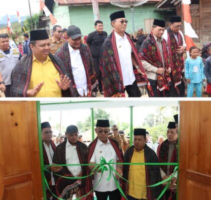 Bupati Tapsel H Gus Irawan saat tiba di Desa Sitabo-tabo disambut hangat dan saat meresmikan Masjid Al-Mukhtariah. Foto Kolase : BP/Ist