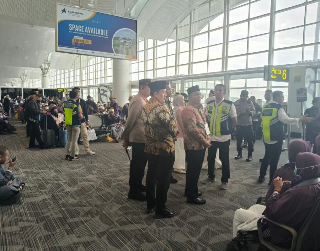 Tim mengawal keberangkatan penumpang pesawat.(istimewa)