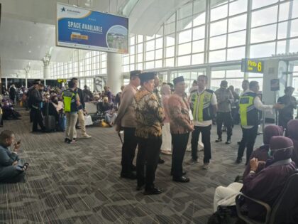 Tim mengawal keberangkatan penumpang pesawat.(istimewa)