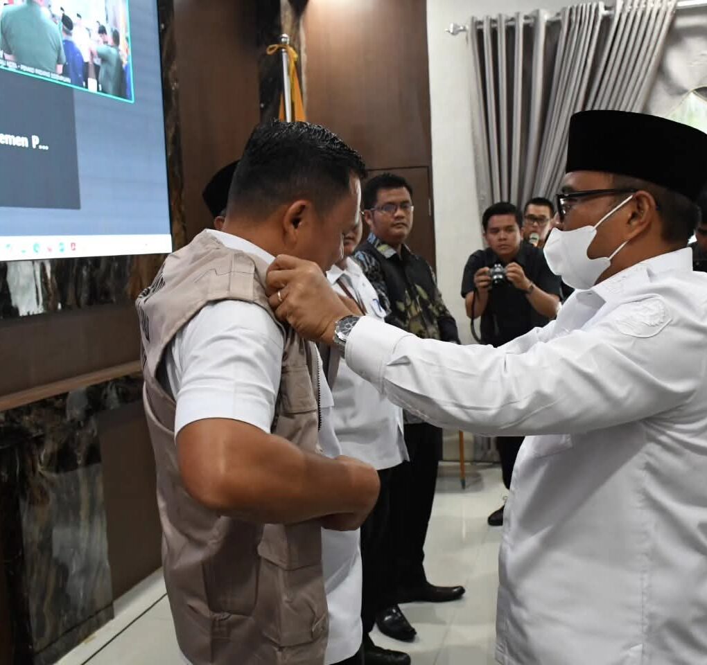 Wali Kota Padangsidimpuan Dr H Letnan Dalimunthe saat memasang rompi kepada personil Satgas, Rabu (18/6-25). Foto : BP/Ist