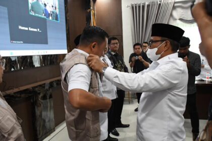 Wali Kota Padangsidimpuan Dr H Letnan Dalimunthe saat memasang rompi kepada personil Satgas, Rabu (18/6-25). Foto : BP/Ist