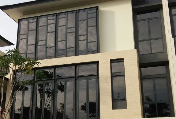 Perlindungan dan Estetika Kaca Gedung Modern: Kenali Jenis Film dan Sticker Terkini