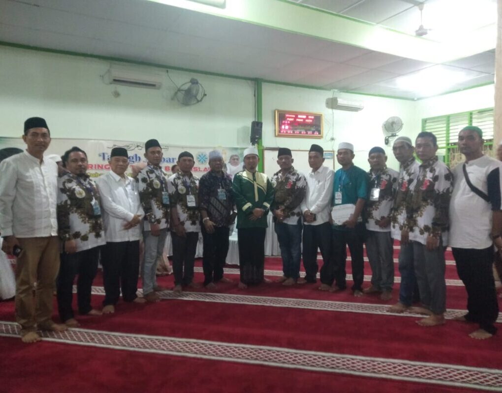Adi Lubis Ketua Panitia Takbir Akbar Da'i Internasional Ustad Solmed saat foto bersama di Masjid Raya Pasar Pusat Pasar Medan. BP/erwan