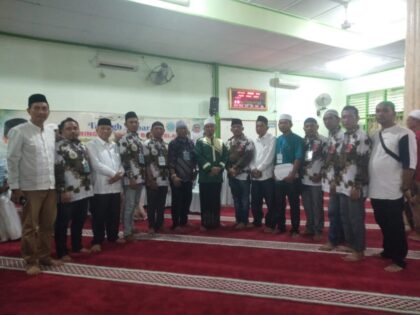 Adi Lubis Ketua Panitia Takbir Akbar Da'i Internasional Ustad Solmed saat foto bersama di Masjid Raya Pasar Pusat Pasar Medan. BP/erwan