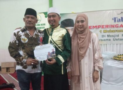 Ketua TKN Nusantara Adi Lubis foto bersama ustad Solmed usai donasi sedekah Alquran di Masjid Raya Lantai 4 Pasar Pusat Pasar Medan, Jumat (27/6/2025). BP/erwan