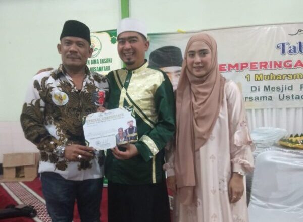 Ketua TKN Nusantara Adi Lubis foto bersama ustad Solmed usai donasi sedekah Alquran di Masjid Raya Lantai 4 Pasar Pusat Pasar Medan, Jumat (27/6/2025). BP/erwan