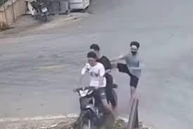 Aksi Pemuda Terjun ke Parit Gegara Hindari Mobil, Bikin Netizen Heboh