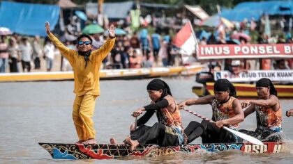 Aksi Bocah Penari Viral di Event Pacu Jalur Riau, Dongkrak Pariwisata Lokal