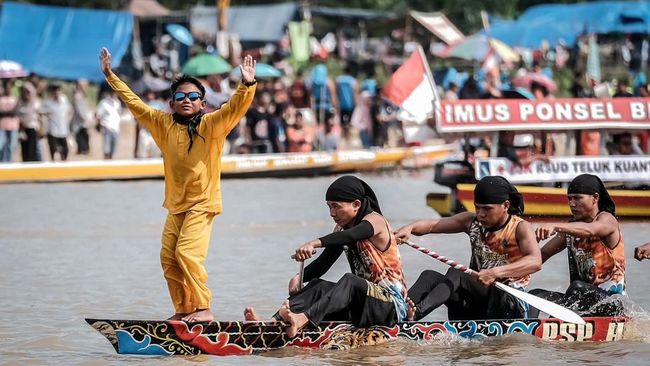 Aksi Bocah Penari Viral di Event Pacu Jalur Riau, Dongkrak Pariwisata Lokal