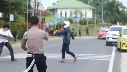 Aksi Pengendara Motor Bawa Sajam Kejar Polisi Saat Razia di Bengkulu